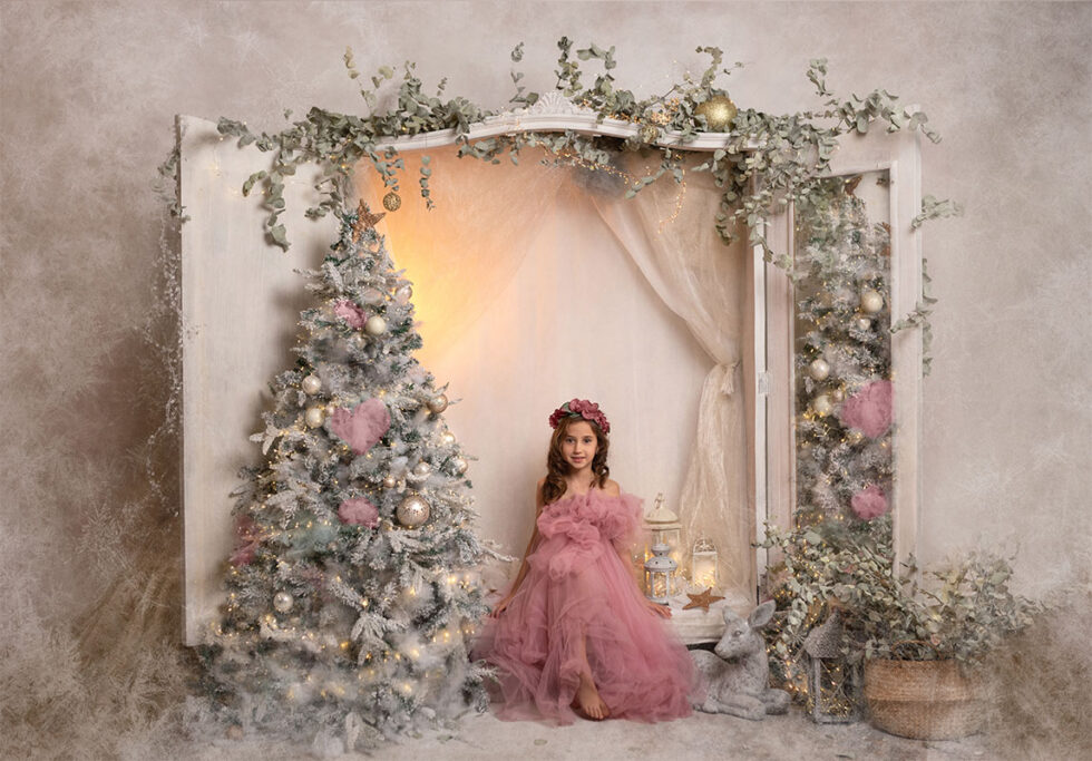 Fotografía chica joven vestido rosa árbol navidad armario en fondo blanco